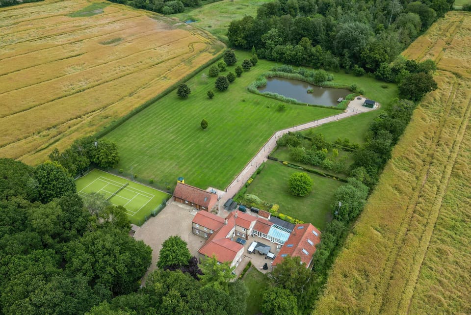 With a spacious annex and over 5 acres of grounds, Scotgate Cottage offers plenty of room for families and groups to spread out and enjoy.