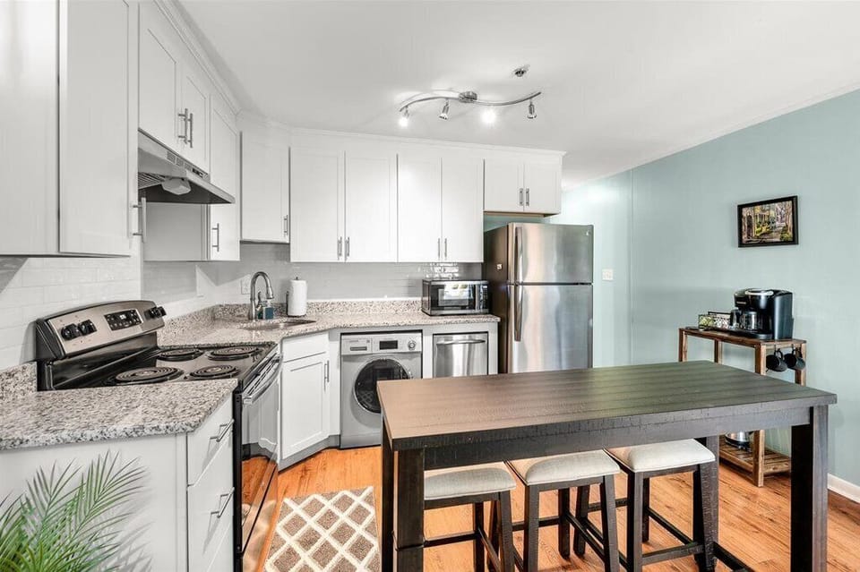 Full kitchen