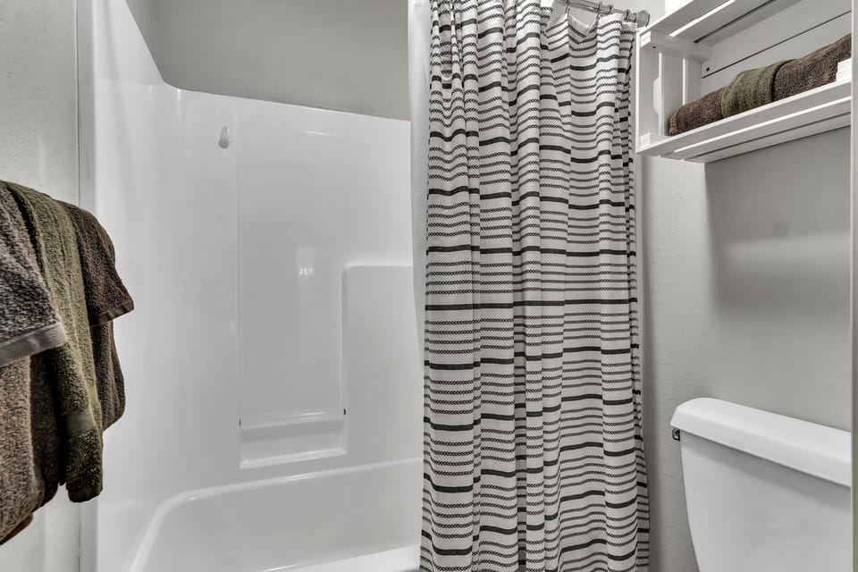 Tub/shower unit in bathroom 2