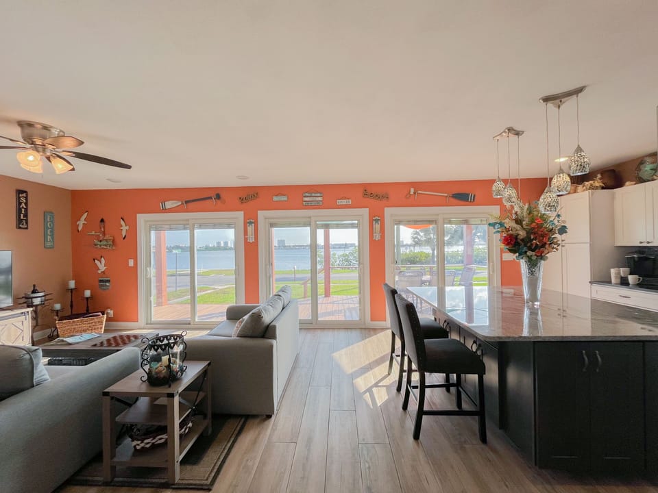 Open or raise the three sliders built in blinds to flood the room with sunlight.
