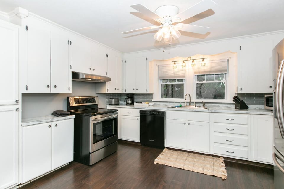 Kitchen; fully stocked 