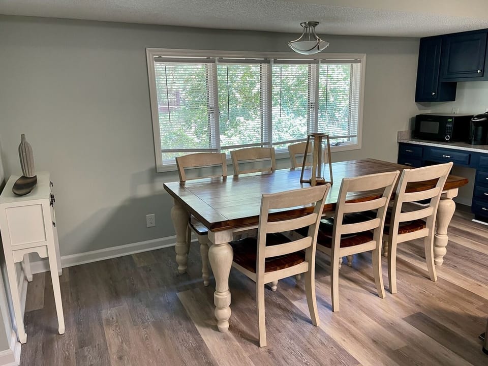 Dining Area With Seating For Six (6)