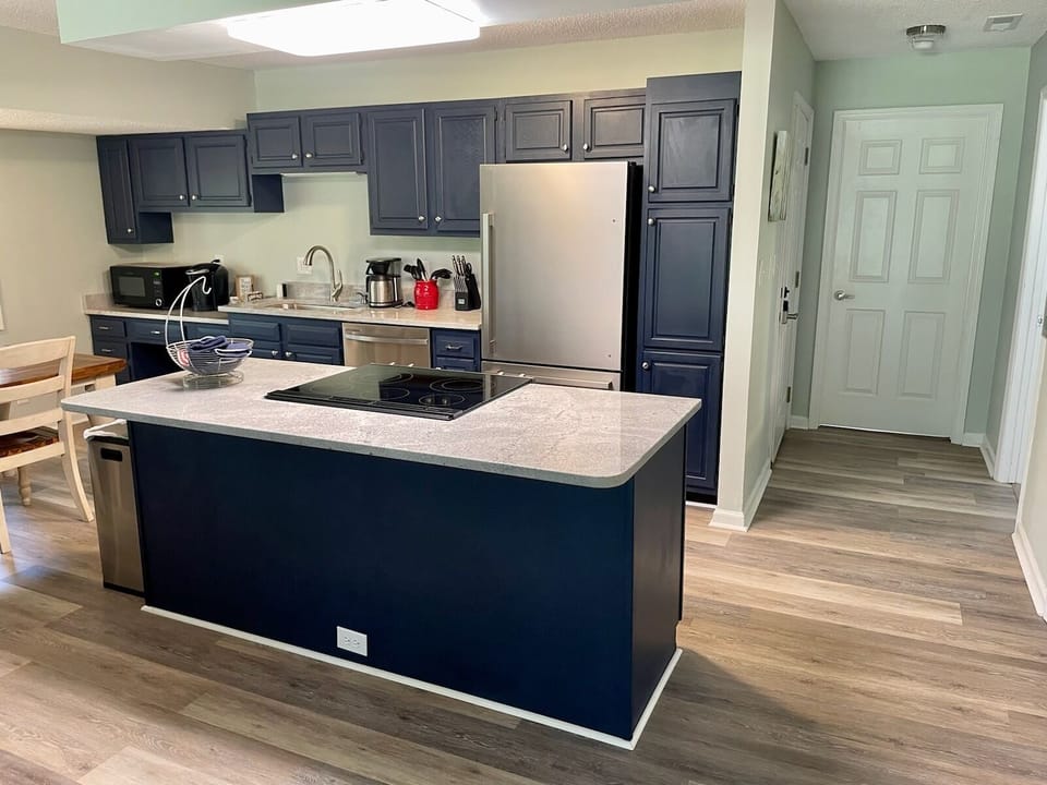 Kitchen with Granite Cooking Island