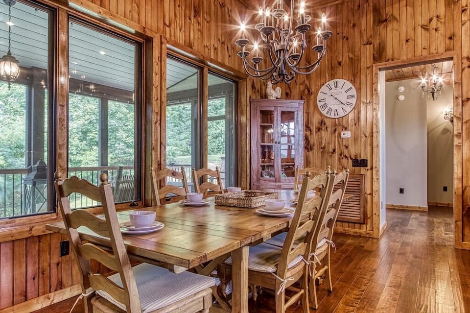 Bear Valley Lodge's inviting dining table