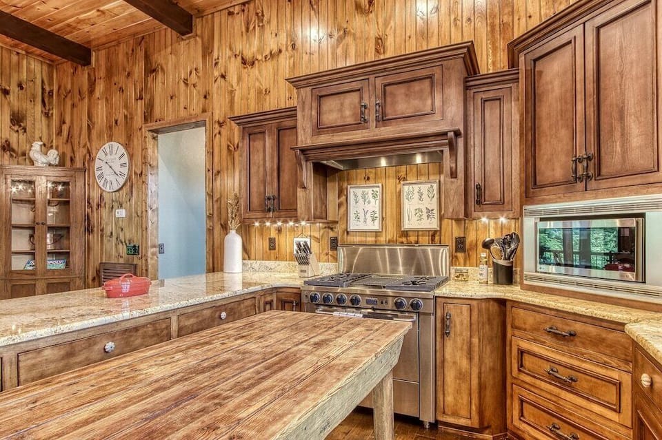 Bear Valley Lodge's kitchen and dining area