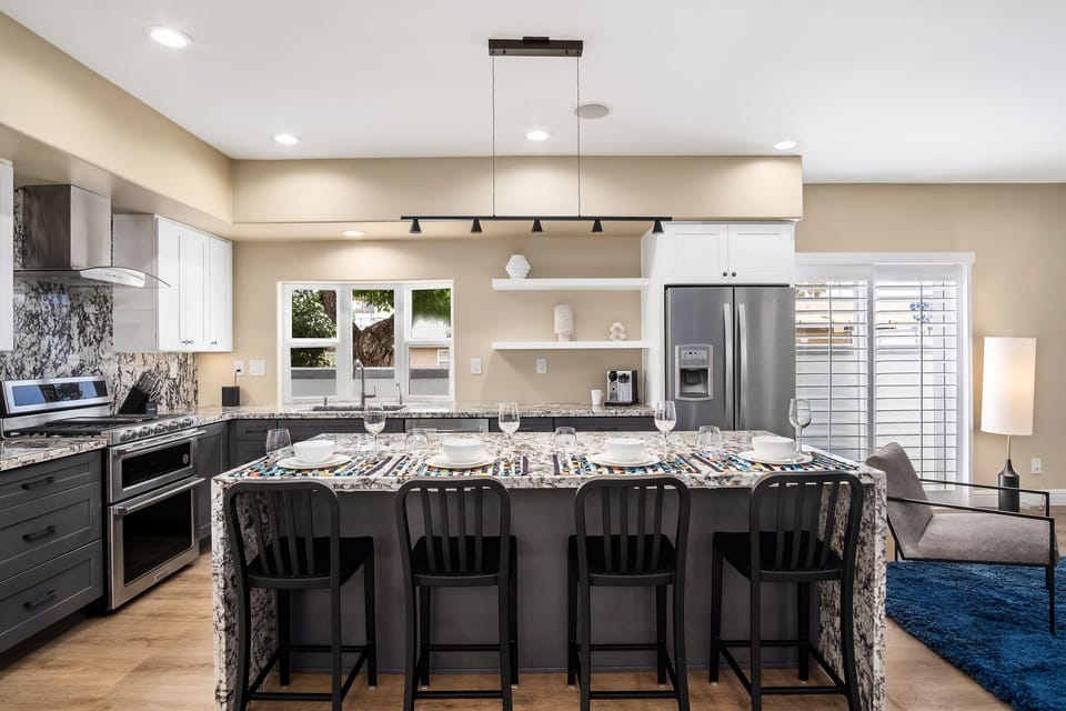Additional bar seating for four people in the kitchen. The ice maker does not work, but there are ice trays.