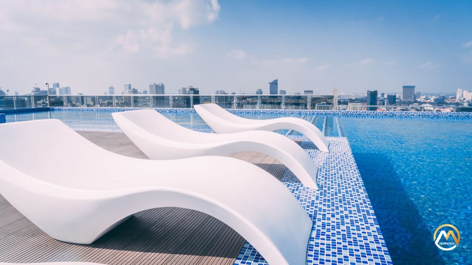 Pool with 360-Degree-View in M Residence