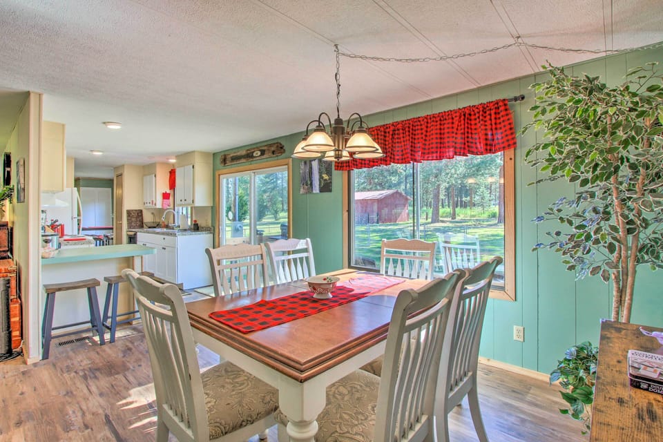 Dining Area | Dishware/Flatware Provided