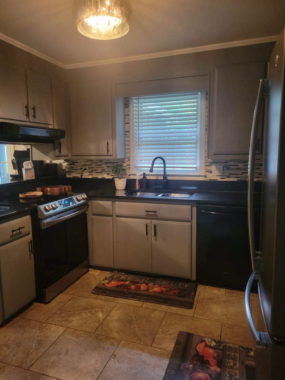 Kitchen w/ Keurig & all appliances 