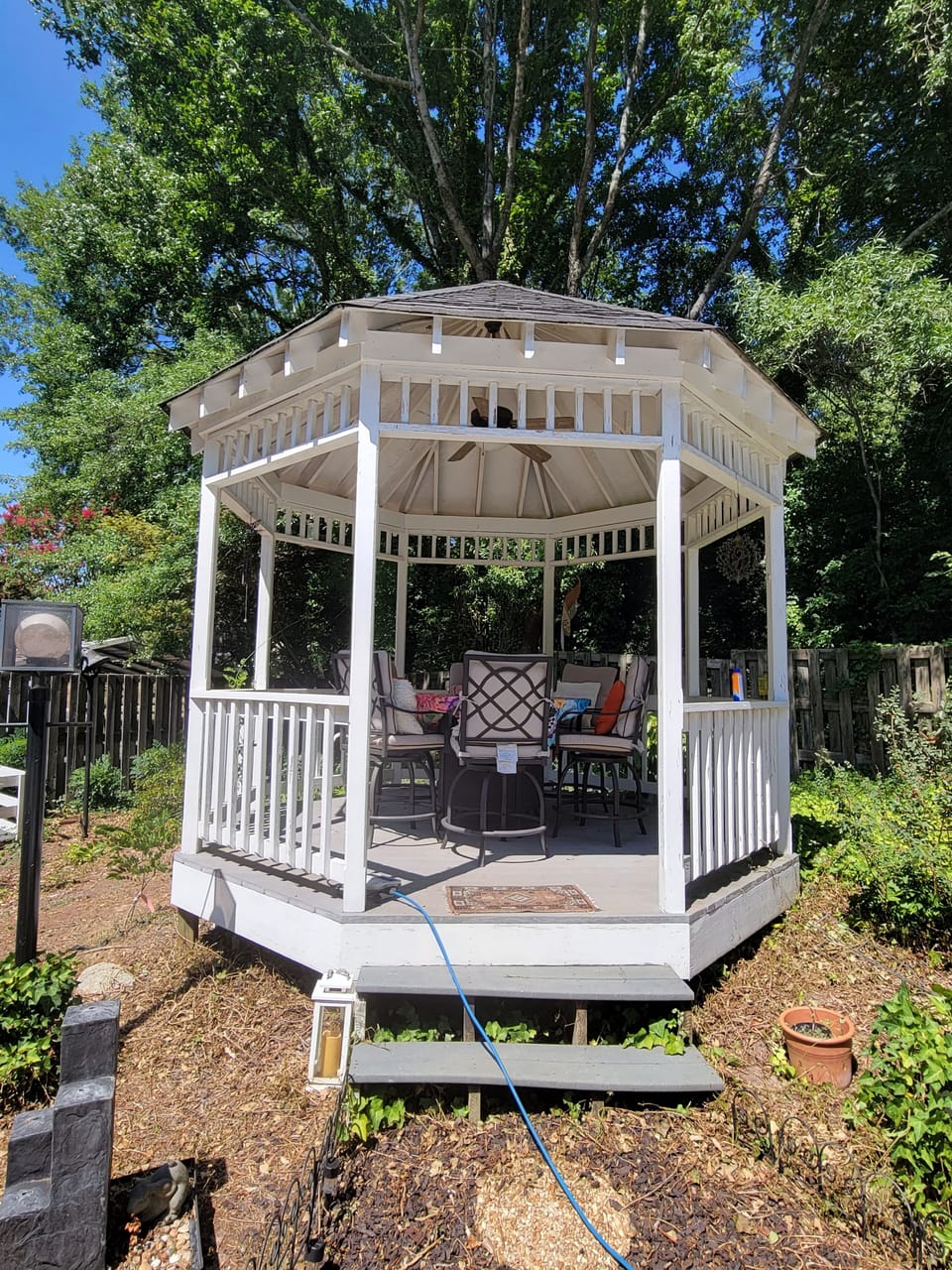 Gazebo w/gas-powered fire for ambiance 