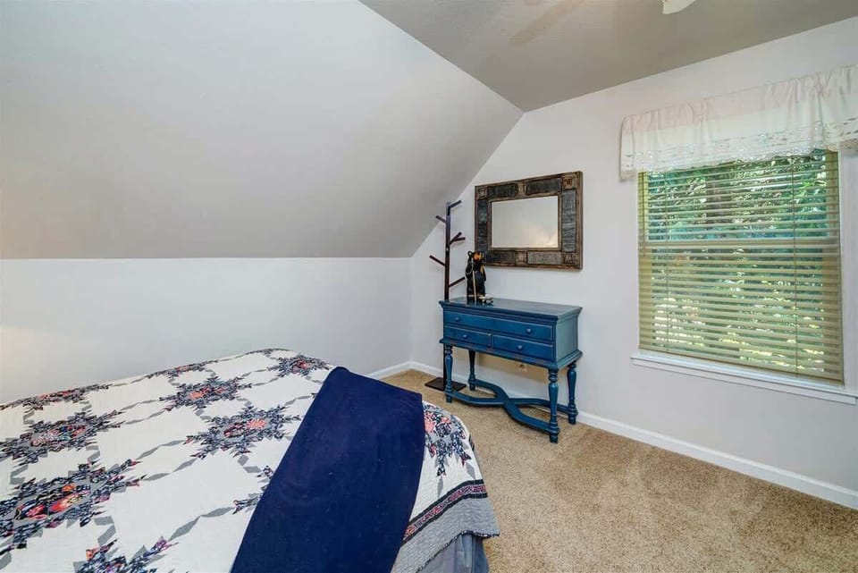 Walk in closet around the corner in this room