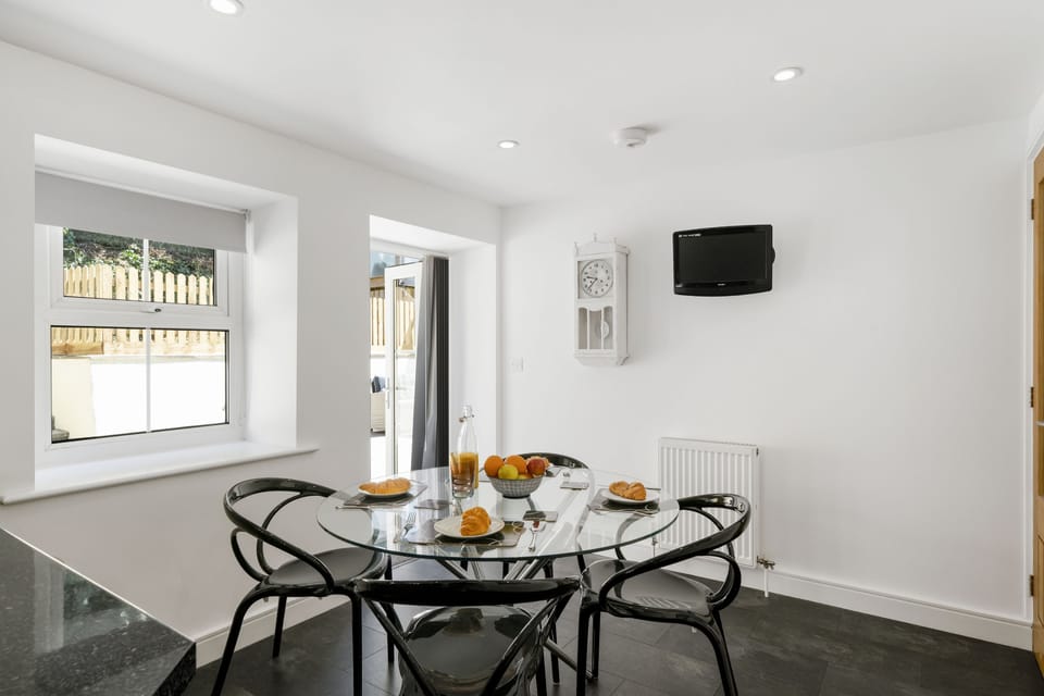 Rosevilla Farmhouse, Portreath. Ground floor: Enjoy breakfast on this kitchen table with seating for up to four.