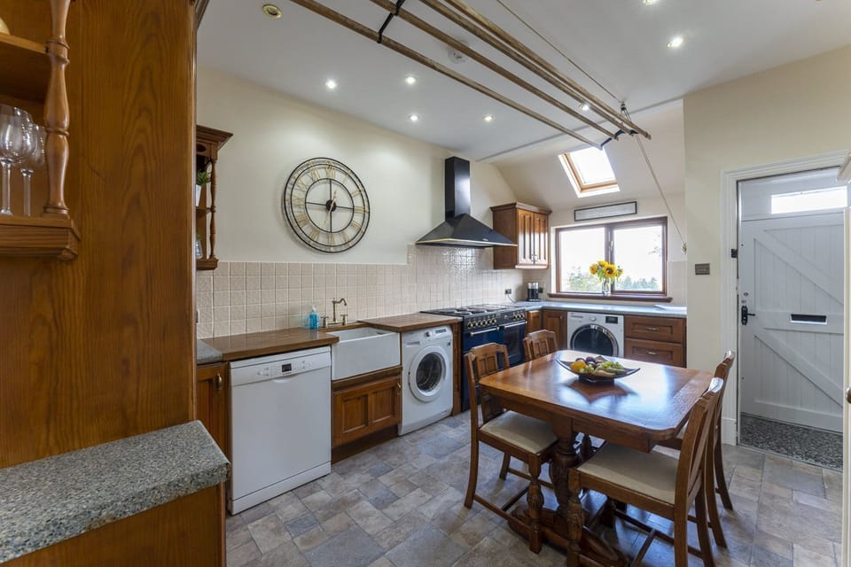 Well equipped kitchen with table and chairs to make cooking that bit more sociable!