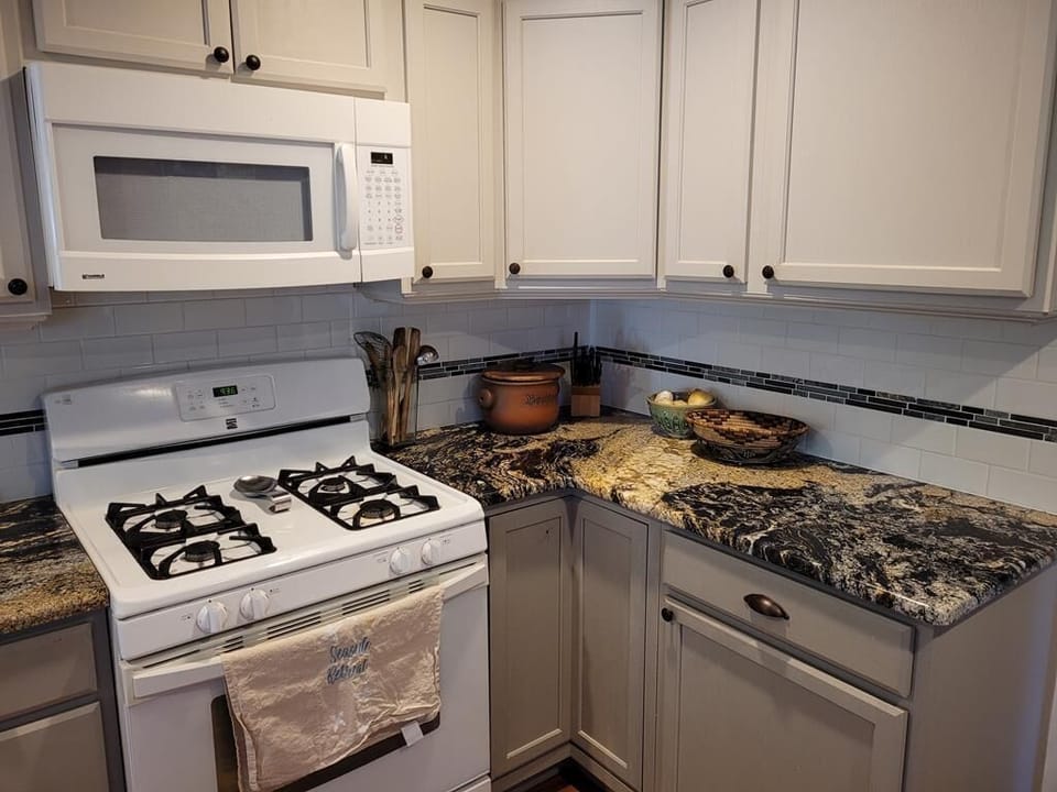 Gas stove. Well equipped kitchen.