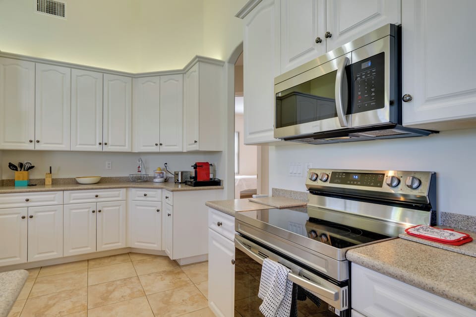 Full Kitchen | Dishwasher | Electric Range | Microwave | Fridge w/ Ice Maker