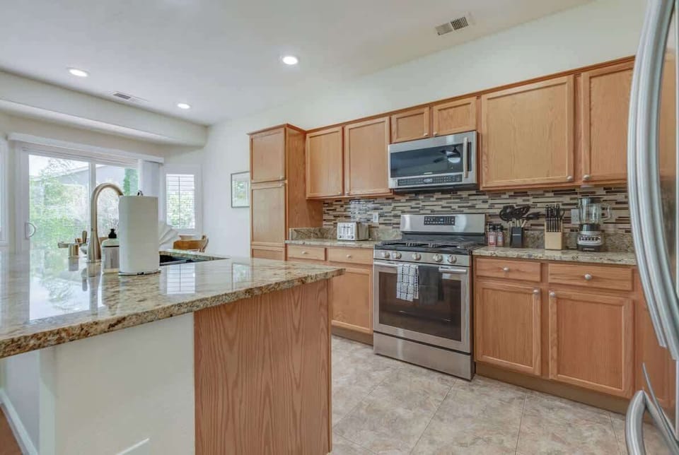 Come to the kitchen island to see if the chef needs assistance.