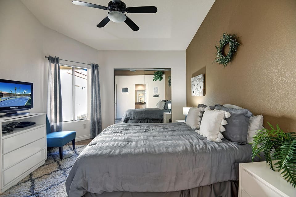 Second Bedroom (Queen Bed)