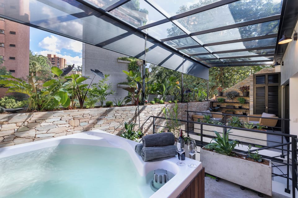 Outdoor spa tub