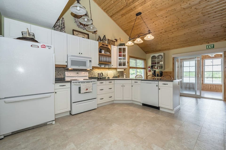 The fully equipped kitchen has everything you need, including a separate coffee bar. 