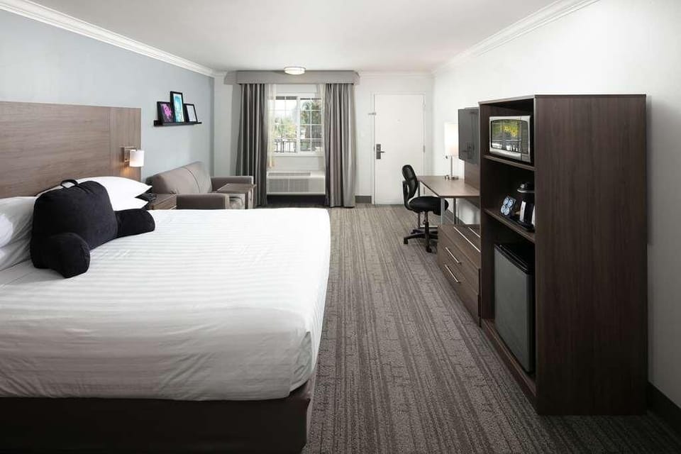 Cozy unit with 1 King size bed
