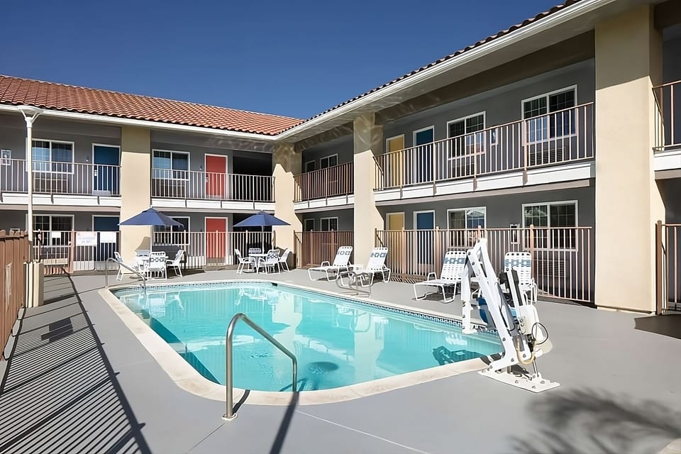 Large swimming pool, bring the kids and jump right in!
