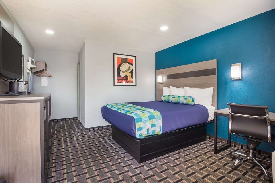 Unit with 1 Queen Bed