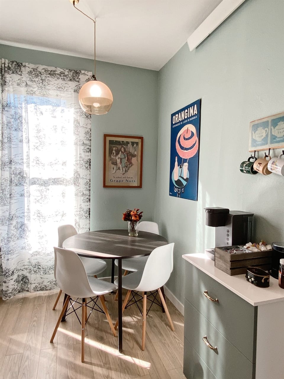Dining Area for 4 w/ coffee & tea bar
