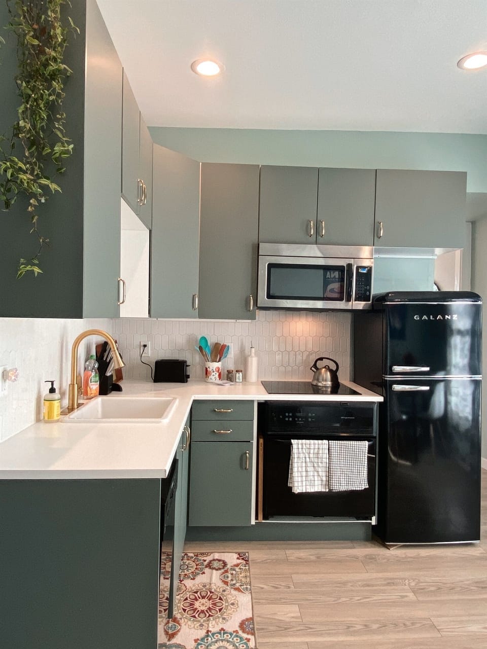 Fully stocked kitchen w/ supplies and anything needed to make a great meal