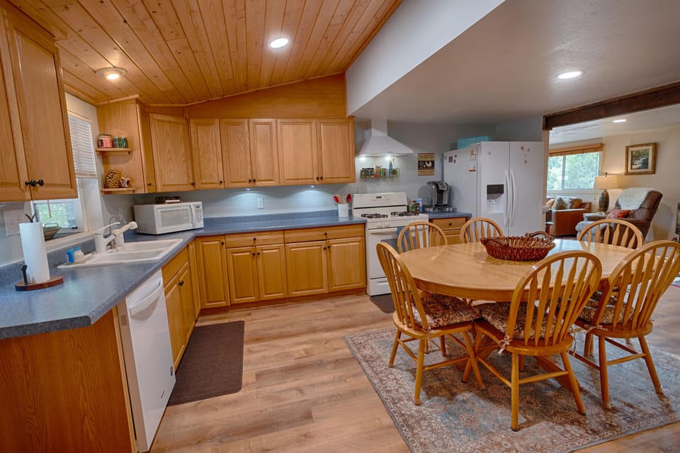 full kitchen with dine in table