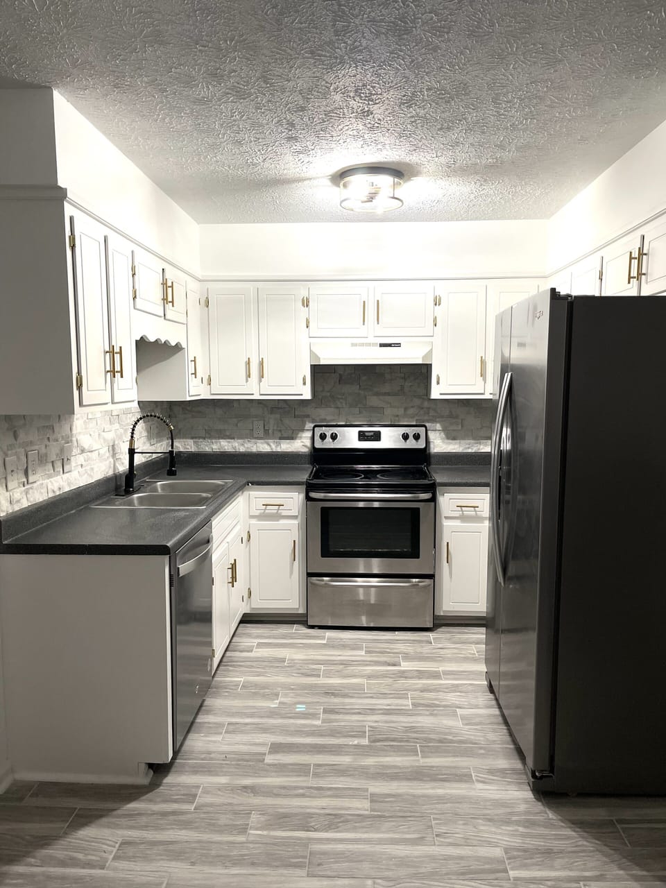 full kitchen to prepare meals . 