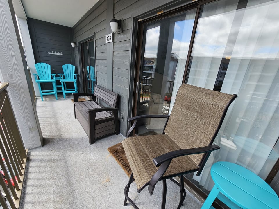 Large Balcony with seating for 6