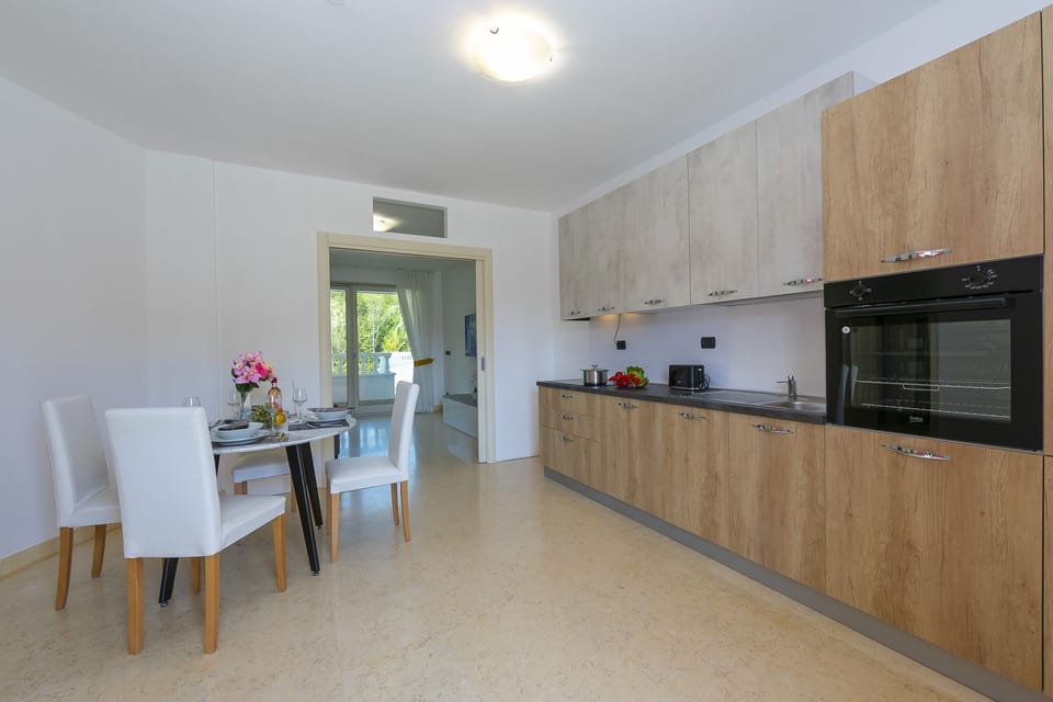 Fully equipped kitchen with dining table