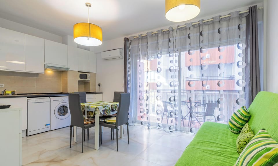 Communal lounge/ TV room,TV and multimedia,Living room,Dining area