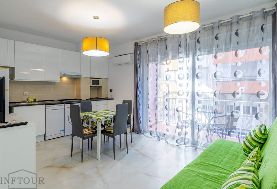Communal lounge/ TV room,Kitchen or kitchenette,Living room,Dining area