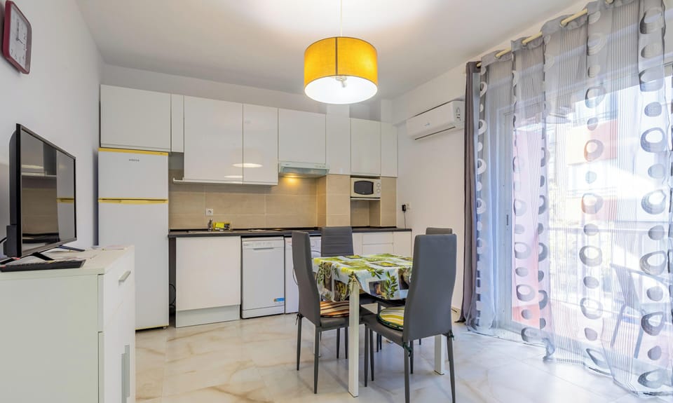 Communal lounge/ TV room,TV and multimedia,Kitchen or kitchenette,Living room,Dining area