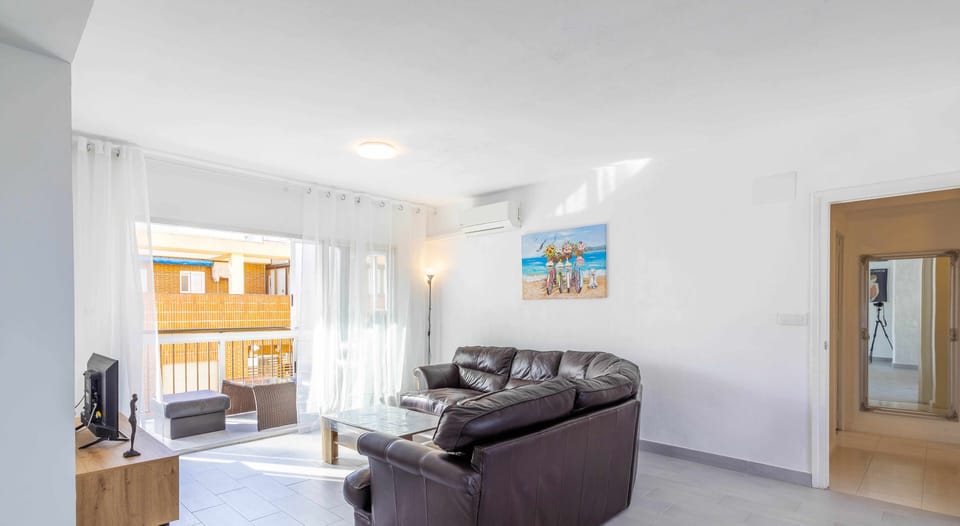 Communal lounge/ TV room,Balcony/Terrace,Living room