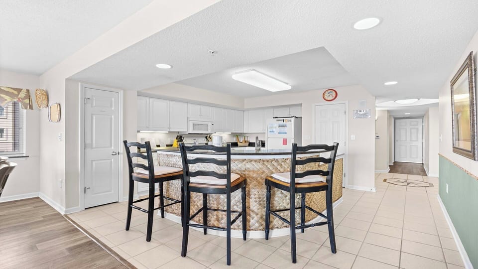 Breakfast Bar/Kitchen