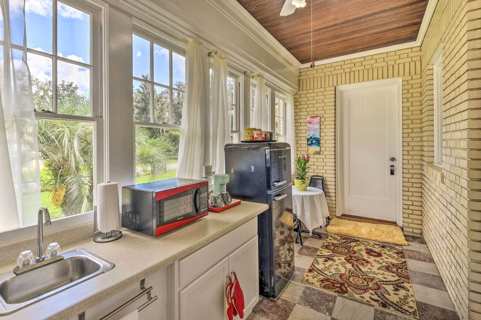 Kitchenette | Fridge | Microwave