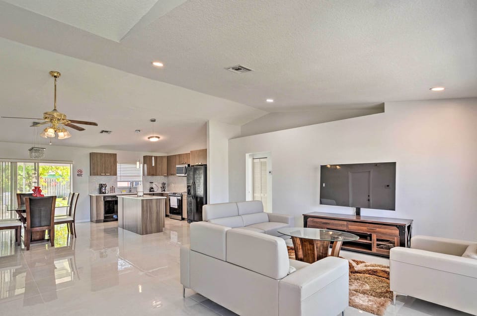 Living Room | Smart TV w/ Cable | Free WiFi | Central A/C & Heating