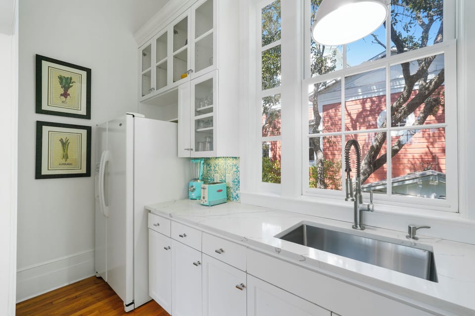 FULL SIZE FRIDGE & FARMHOUSE SINK, RETRO APPLIANCES