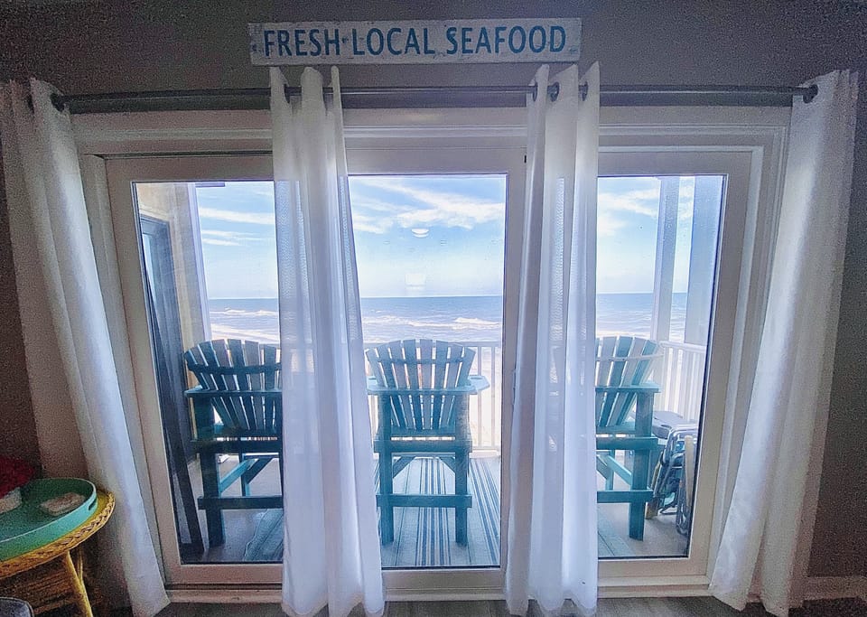 Amazing Living Room with new furniture/decor and amazing VIEWS of beach!