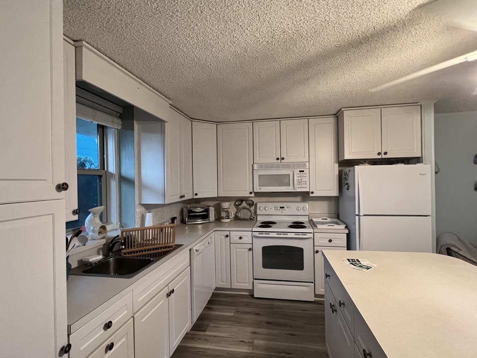 Perfect kitchen if you plan on cooking!