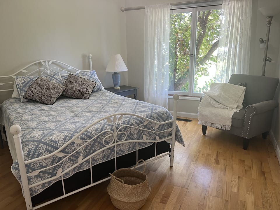 Middle bedroom 