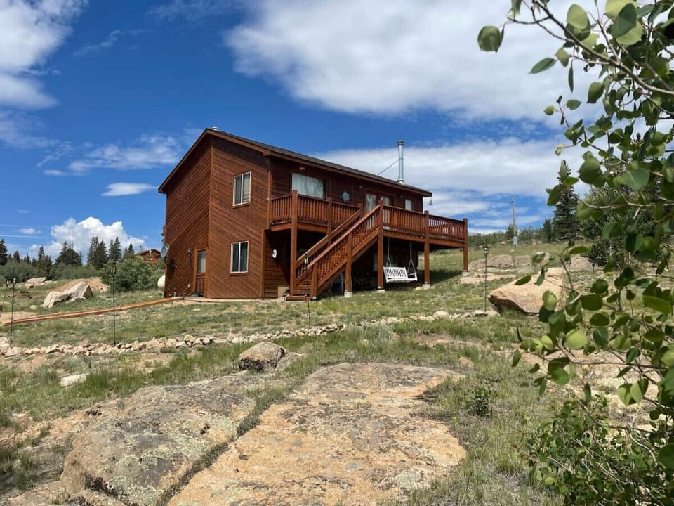 Large mountain cabin with a view