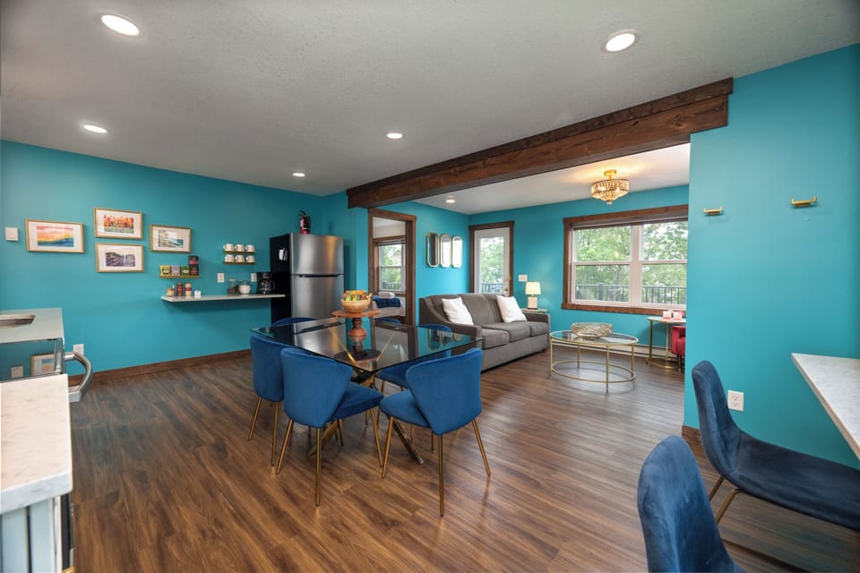 Bright, stylish, and designed for comfort—this 3-bedroom downtown gem offers king beds, a full kitchen, game room access, and walkability to Prescott’s shops, restaurants, and riverfront. Perfect for families, wedding groups, or weekend getaways.