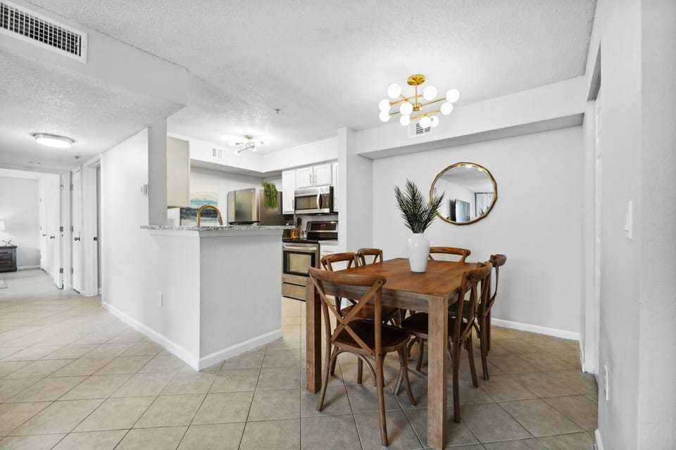 Spacious dining room seats 6