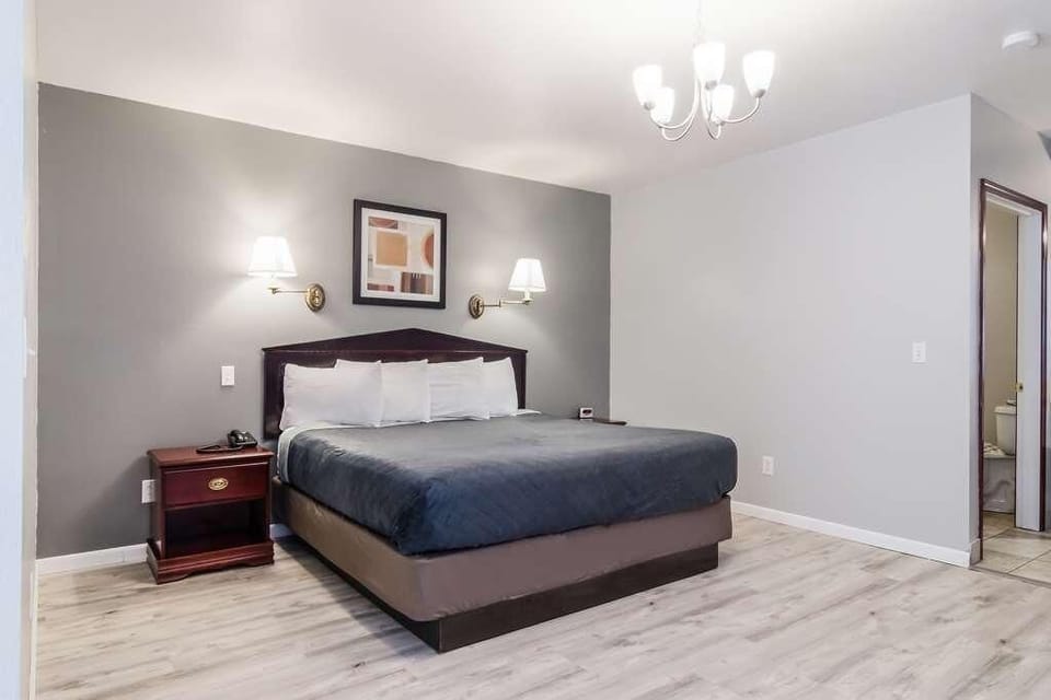 Bedroom with a comfortable King size bed
