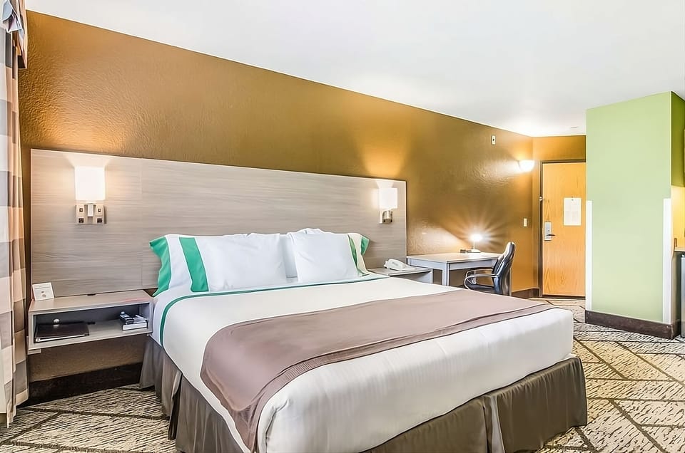 King size bed, large and so comfortable!