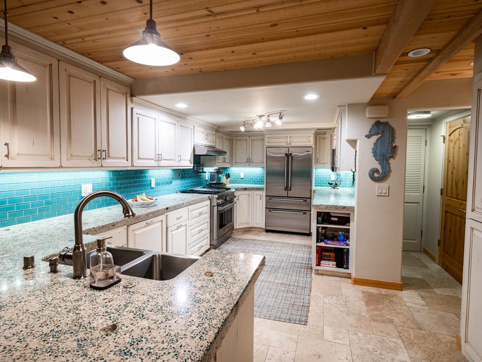 Kitchen (middle floor)