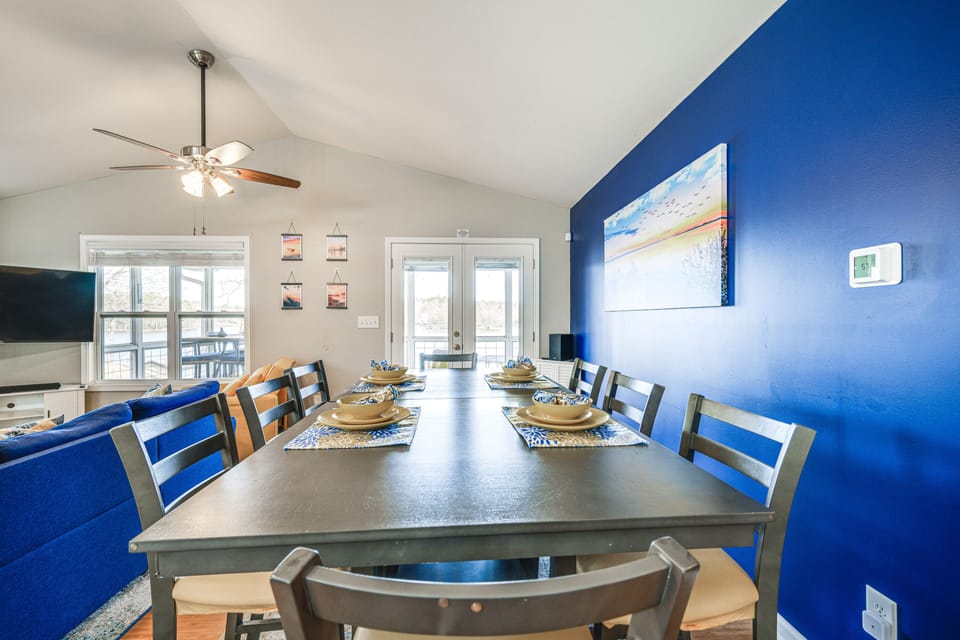 Dining Area | Dishes & Flatware Provided